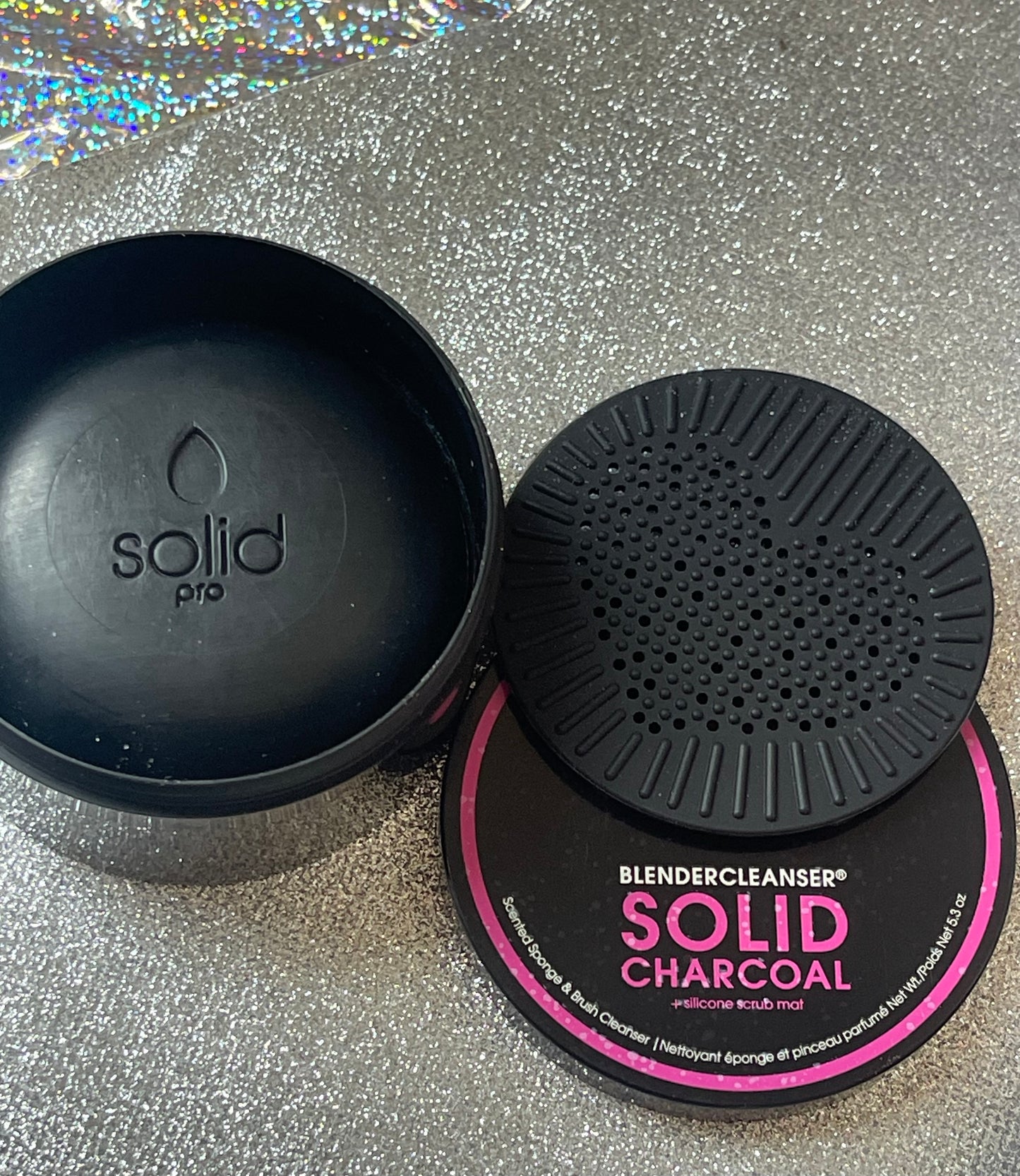 Beauty blender BLENDERCLEANSER®
SOLID CHARCOAL SCENTED SPONGE AND BRUSH CLEANSER