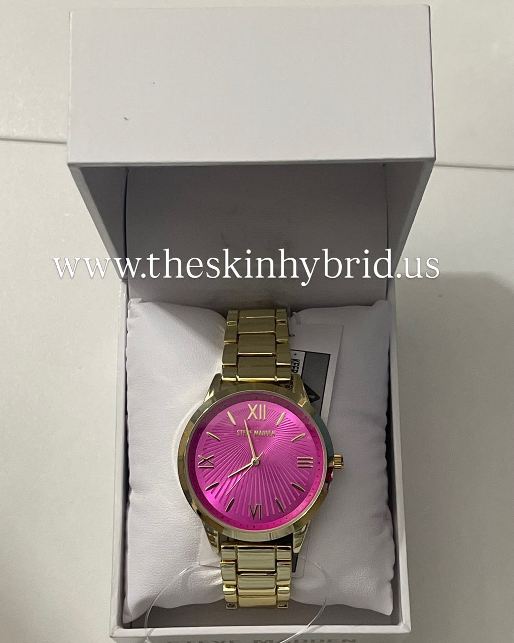 Steve Madden women’s signature Gold Tone Alloy Metal Bracelet watch with fuchsia dial, 36mm