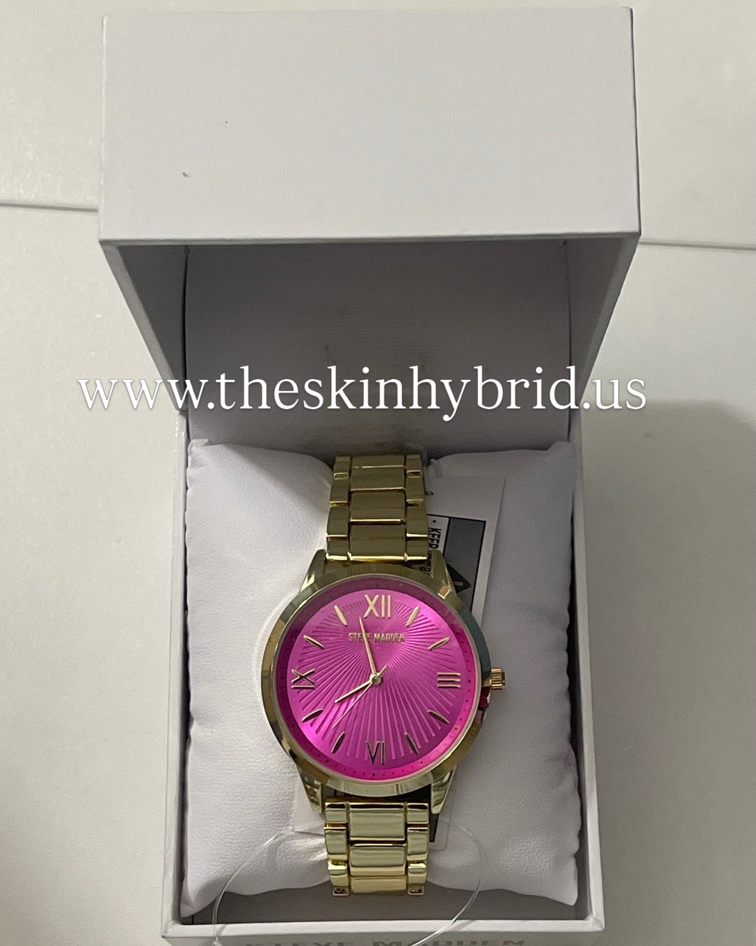 Steve Madden women’s signature Gold Tone Alloy Metal Bracelet watch with fuchsia dial, 36mm