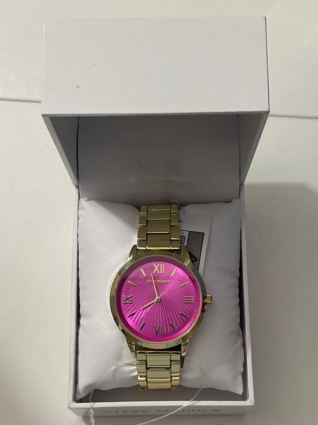 Steve Madden women’s signature Gold Tone Alloy Metal Bracelet watch with fuchsia dial, 36mm