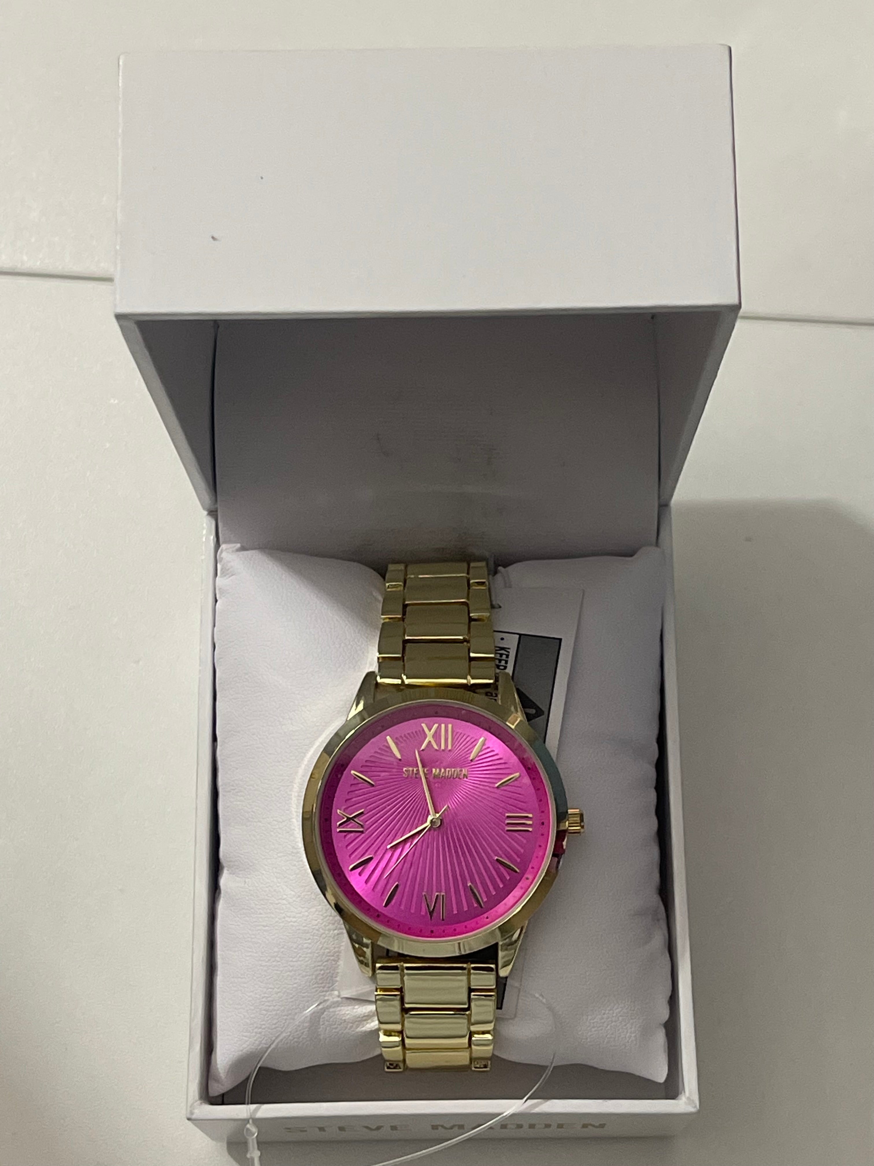 Steve Madden women’s signature Gold Tone Alloy Metal Bracelet watch with fuchsia dial, 36mm
